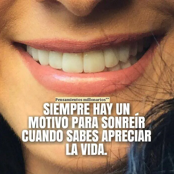 Una mujer sonríe con los labios pintados de color rosa y los dientes blancos y perfectos. Tiene el pelo negro y la piel clara. Se ve feliz y contenta.
